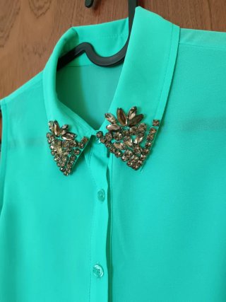 Blusa verde con pedrería en cuello