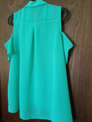Blusa verde con pedrería en cuello