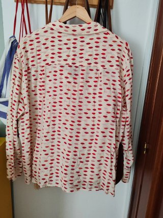 Camisa Violeta Estampado Labios Beige/Rojo