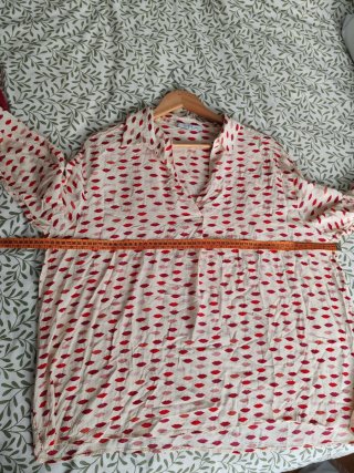 Camisa Violeta Estampado Labios Beige/Rojo