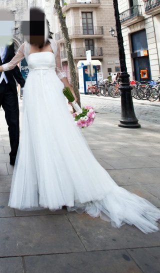 Vestido y chaquetilla de Novia Aire Barcelona.
