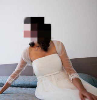 Vestido y chaquetilla de Novia Aire Barcelona.