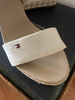 Cuñas Tommy Hilfiger Doradas y Blancas