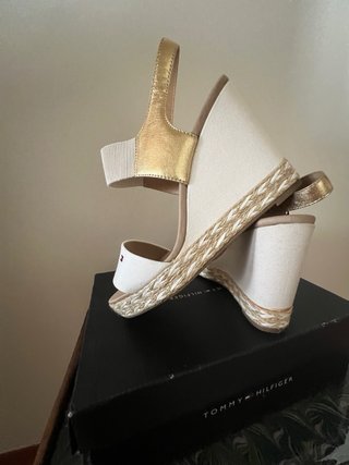 Cuñas Tommy Hilfiger Doradas y Blancas