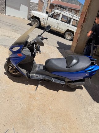 Suzuki Burgman Azul Maxi-Scooter