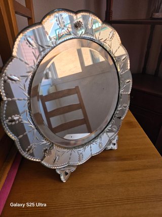 Espejo Veneciano Biselado con apoyo de madera.34cm
