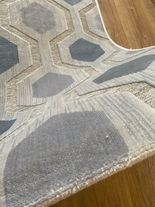 Alfombra gris y azul
