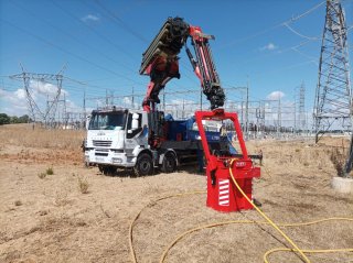 Camión Iveco trakker 8x4 450cv. 220kms Fassi 1100