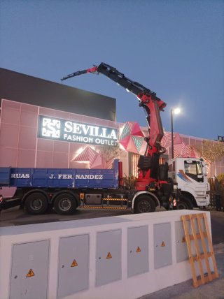 Camión Iveco trakker 8x4 450cv. 220kms Fassi 1100