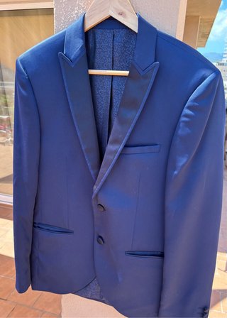 Traje de vestir azul para novio