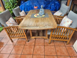Mesa y 4 sillones de madera