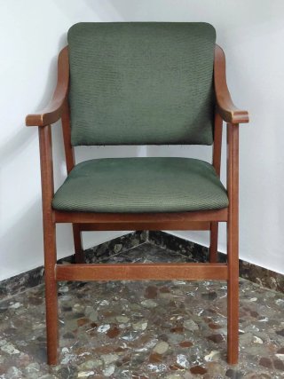 Sillón de madera tapizado