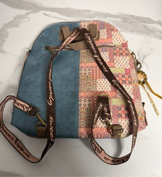 Mochila azul y marrón con estampado
