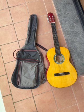 Guitarra Clásica Amarilla