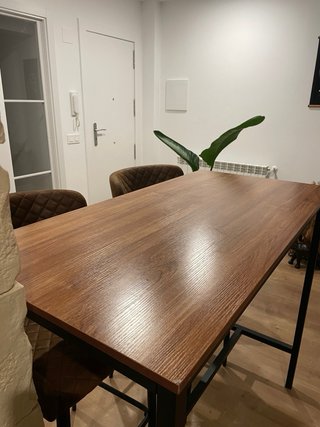 Mesa alta y 2 sillas comedor como nuevas