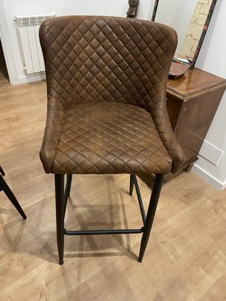 Mesa alta y 2 sillas comedor como nuevas