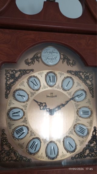Reloj de pared de madera con péndulo