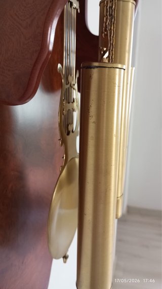 Reloj de pared de madera con péndulo