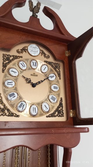 Reloj de pared de madera con péndulo