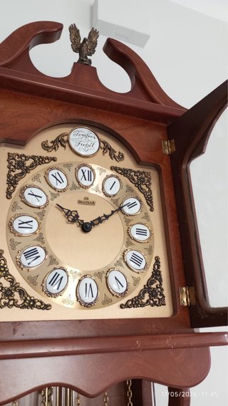 Reloj de pared de madera con péndulo