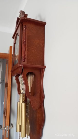 Reloj de pared de madera con péndulo