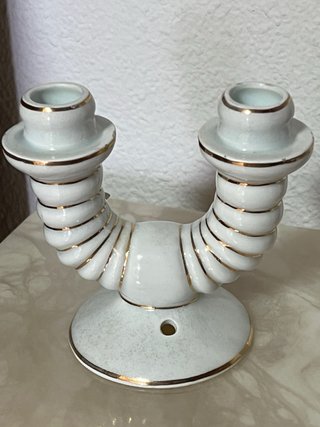 Candelabro de porcelana con flores