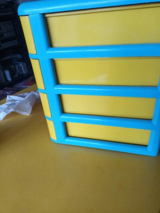 Cassettiere in plastica blu e giallo