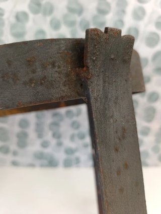 Antiguo soporte de hierro
