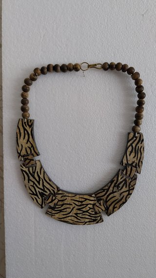 Collar corto étnico madera
