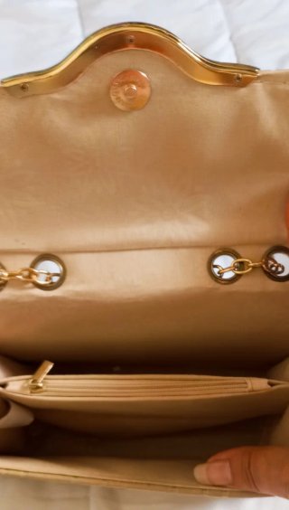 Bolso de hombro beige y dorado