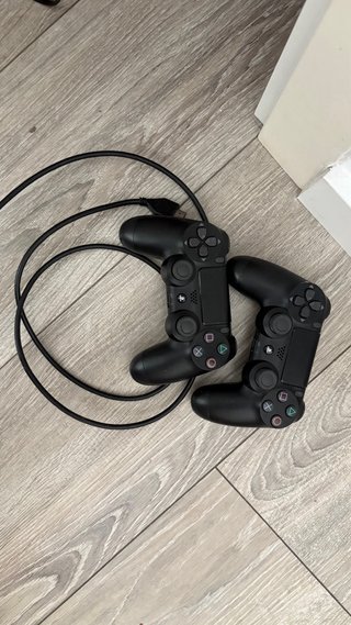 PS4 con mandos originales y juegos