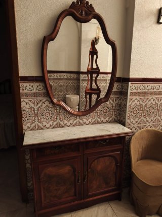 Mueble de entrada con mármol y madera