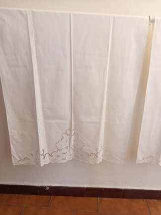 Tende bianche con pizzo floreale
