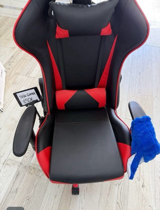 Mesa gaming con silla rojo negro efecto carbon