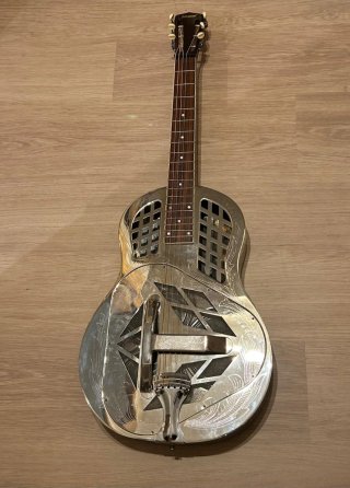 Dobro o guitarra resonadora tricone