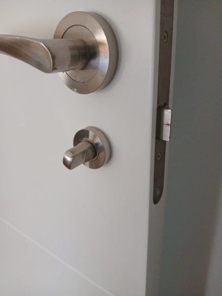 Puerta blanca con galles y tapajuntas