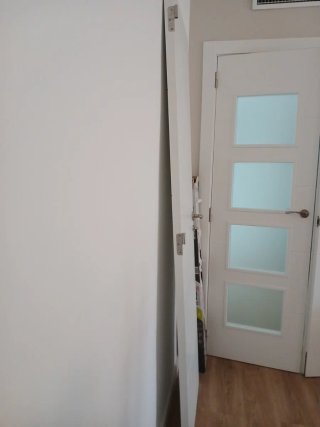Puerta blanca con galles y tapajuntas