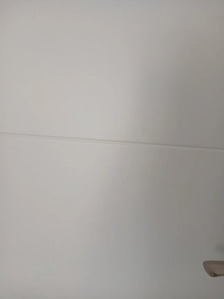 Puerta blanca con galles y tapajuntas