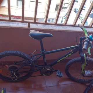 Bicicleta infantil B'TWIN 20 buen estado