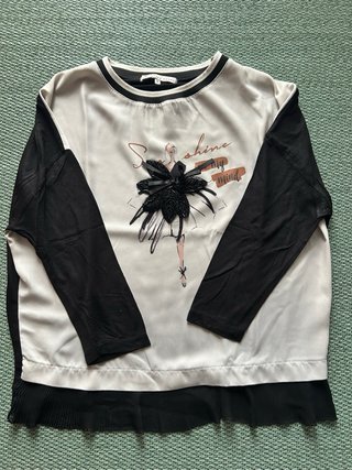 Camiseta blanca y negra con dibujo