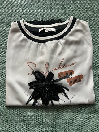 Camiseta blanca y negra con dibujo