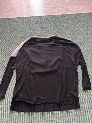 Camiseta blanca y negra con dibujo