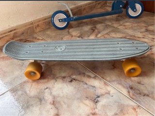Patinete gris con ruedas naranjas
