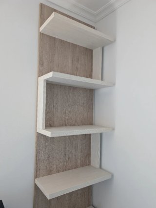 Estantería de madera blanca y marrón