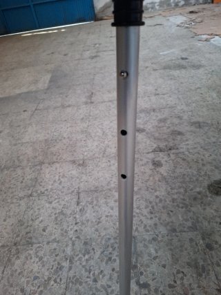 Sombrilla negra de tela y metal