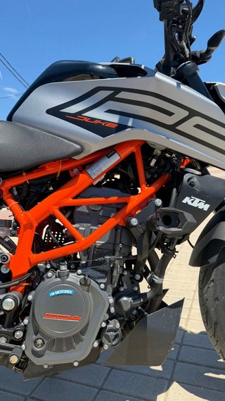 KTM 125 Duke Gris y Naranja