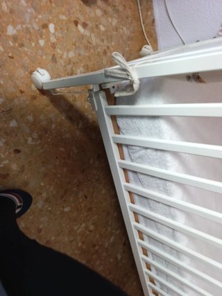 Cuna de bebé blanca con protector