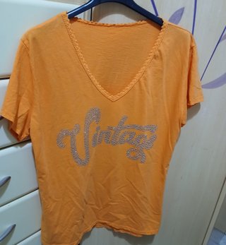Camiseta naranja con pedrería