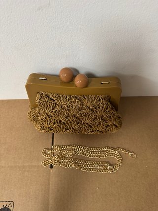 Pochette in rafia con catena