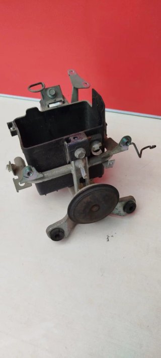 -Honda Visión. Araña y soporte bateria